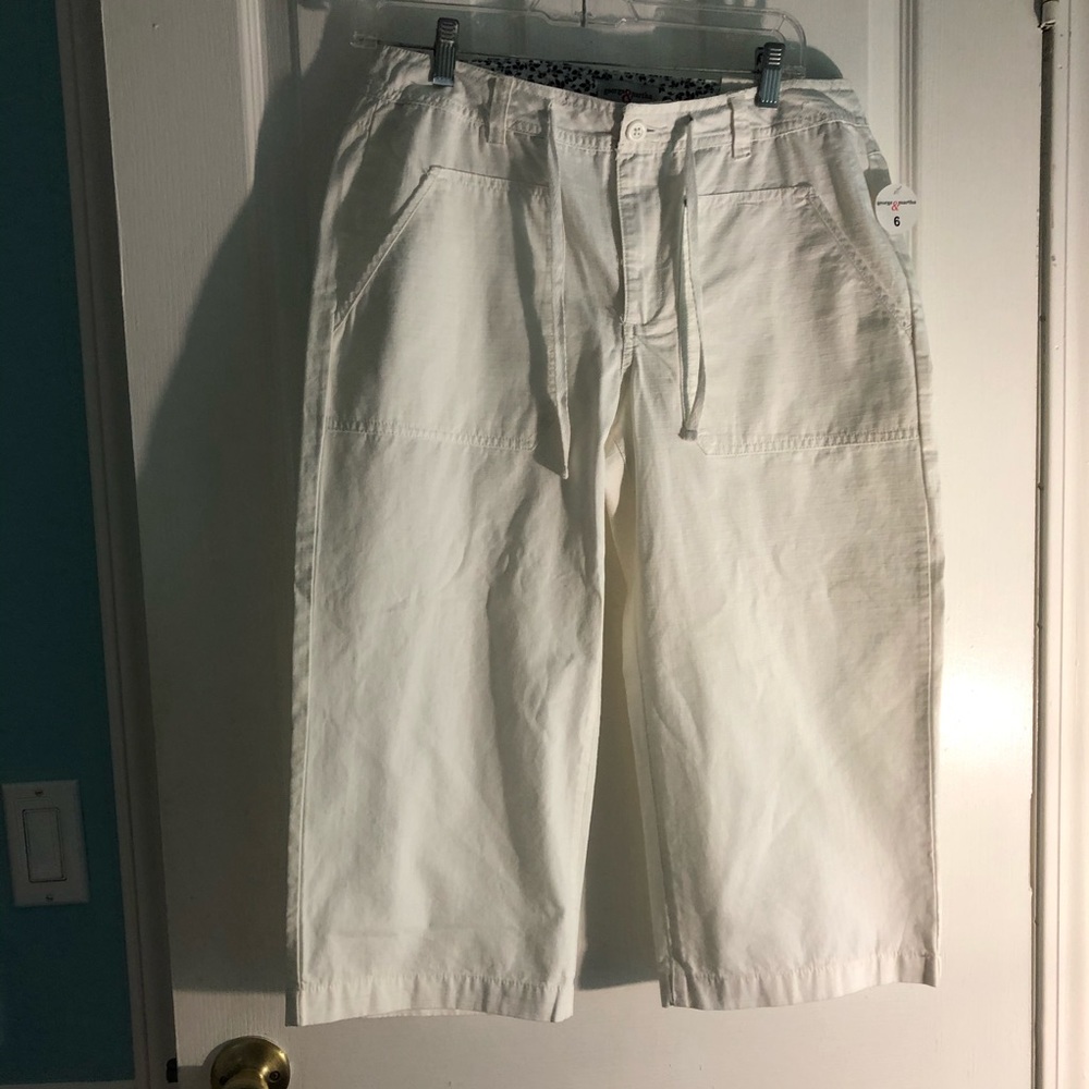 NWT George and Martha white capris size 6